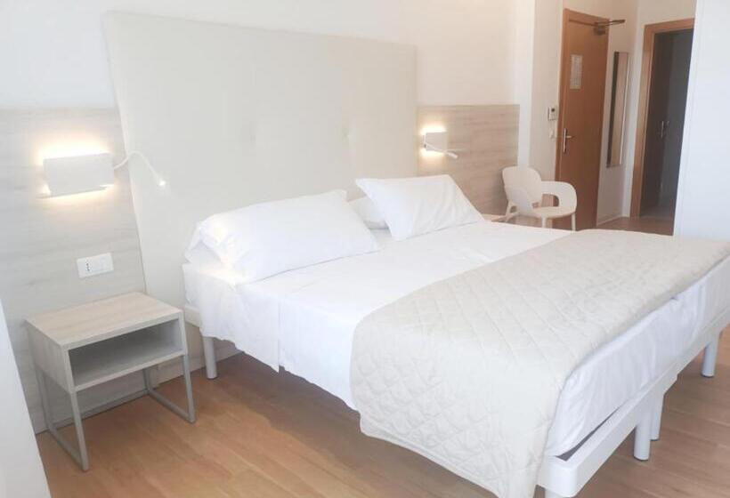 اتاق خانوادگی با چشم‌انداز جانبی دریا, Splendid