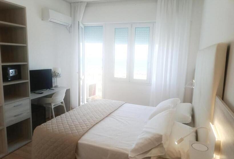 اتاق خانوادگی با چشم‌انداز جانبی دریا, Splendid