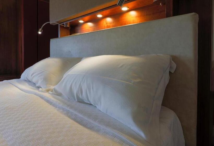 اتاق استاندارد سه نفره, Velino