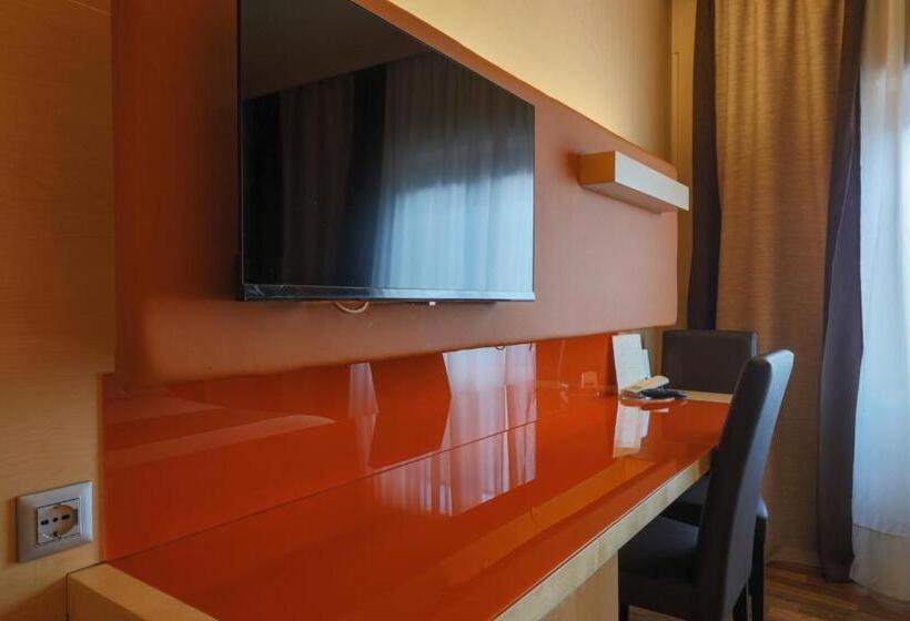 اتاق استاندارد سه نفره, Velino