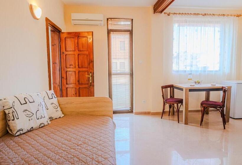 آپارتمان 2 خوابه, Bo S Place