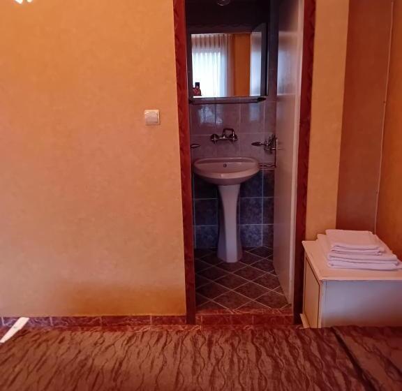 غرفة قياسية, Yankee Bohemia