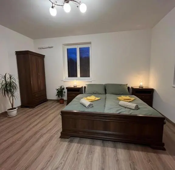 デラックスルーム, Sládkovičov Dvor