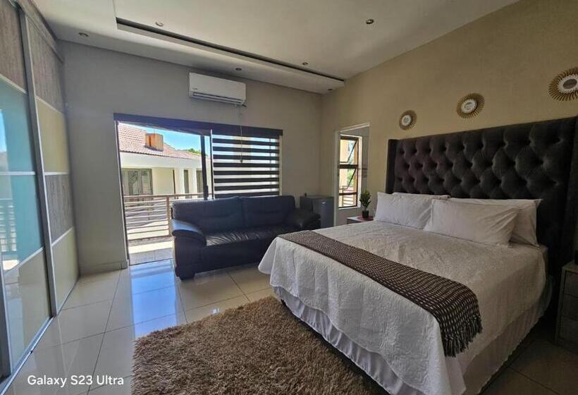 اتاق سوپریور با چشم‌انداز استخر, Omosa Guest House