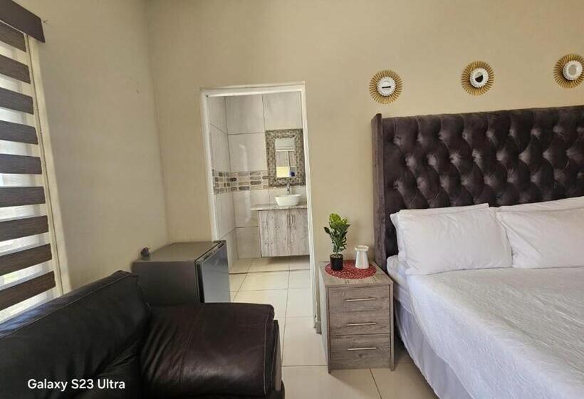 اتاق سوپریور با چشم‌انداز استخر, Omosa Guest House