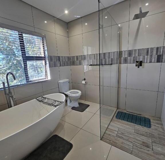 اتاق خانوادگی, Omosa Guest House