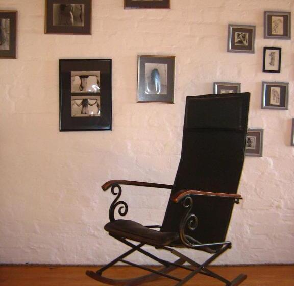 经济房, Alternative Space B & B