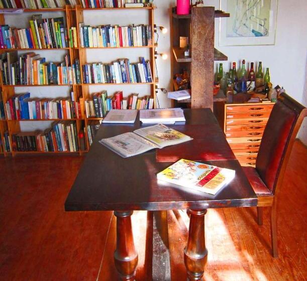 经济房, Alternative Space B & B