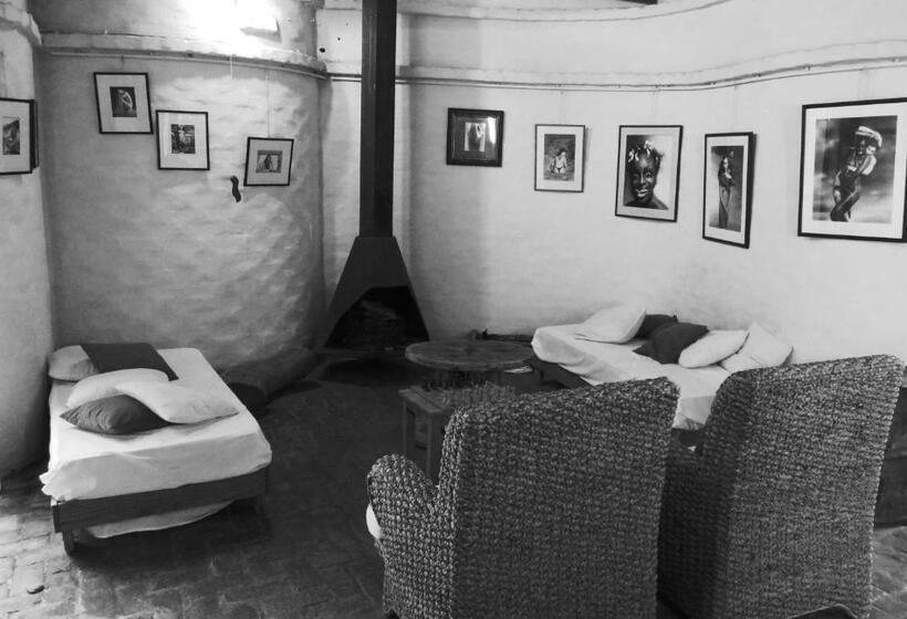 اتاق اکونومی, Alternative Space B & B