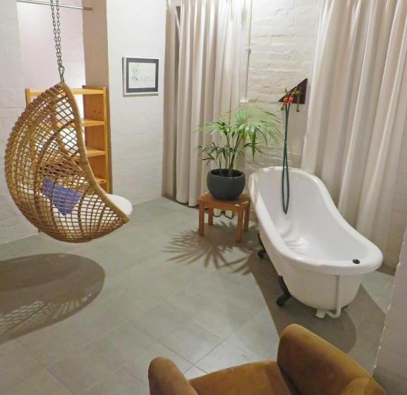 经济房, Alternative Space B & B