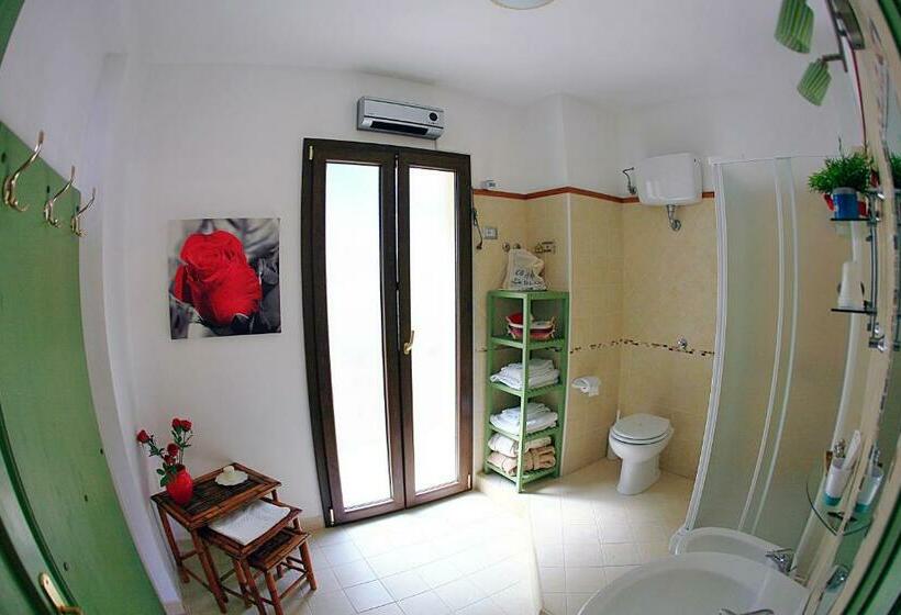 اتاق لوکس با بالکن و چشمانداز دریا, B&b La Veduta