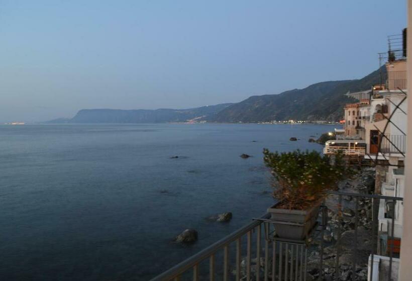 اتاق لوکس با بالکن و چشمانداز دریا, B&b La Veduta