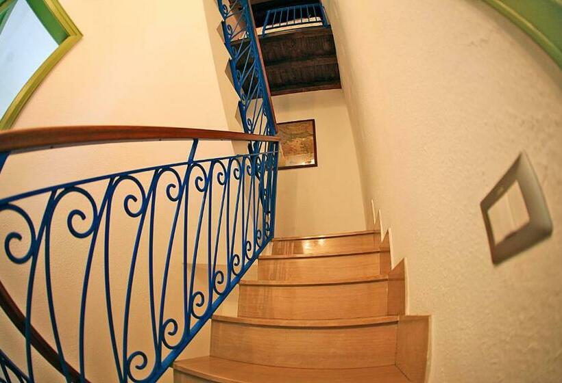 اتاق لوکس با بالکن و چشمانداز دریا, B&b La Veduta