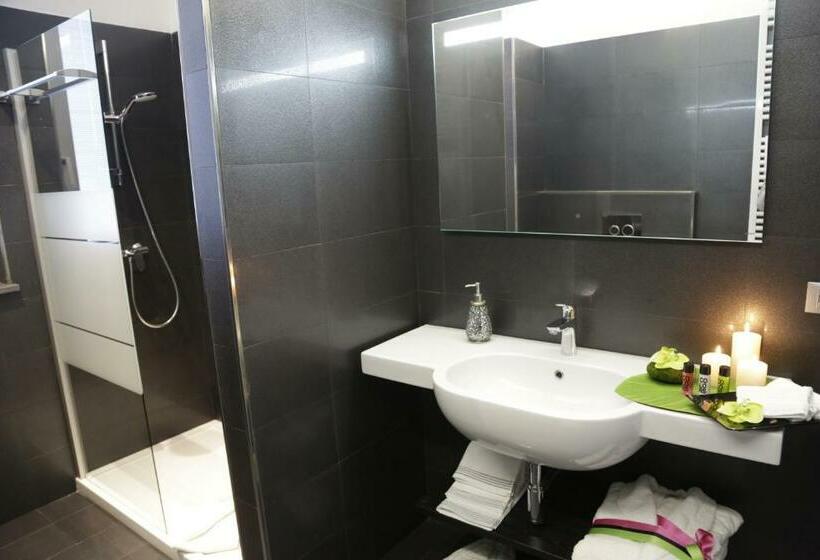 اتاق استاندارد سه نفره, B&b Live09 Design