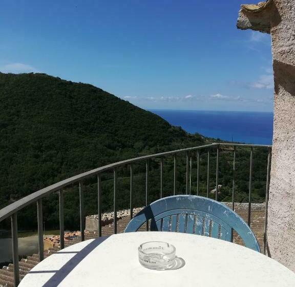 Номер Стандарт Вид на Море, A Taverna Intru U Vicu
