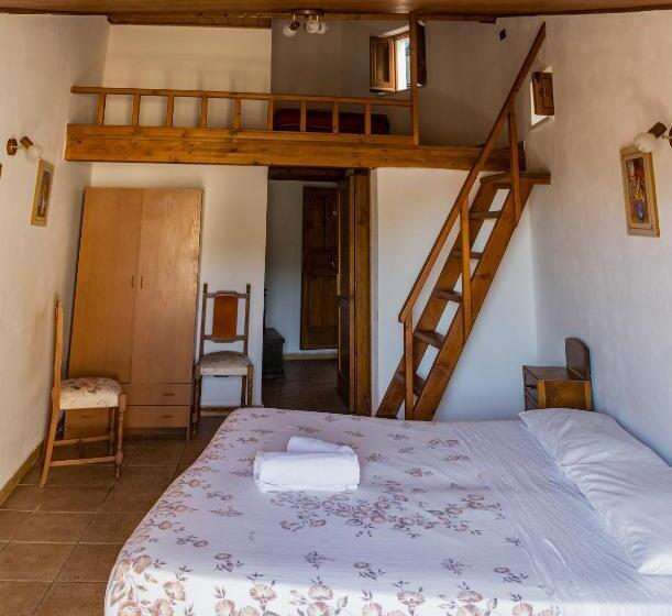 חדר סטנדרט לשלושה, A Taverna Intru U Vicu