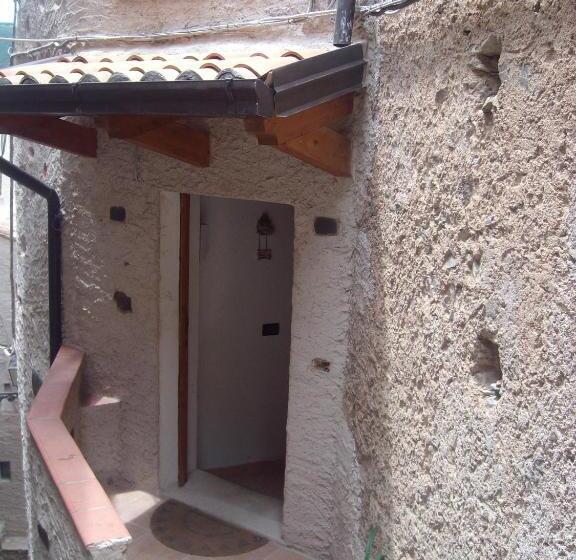 חדר סטנדרט לשלושה, A Taverna Intru U Vicu