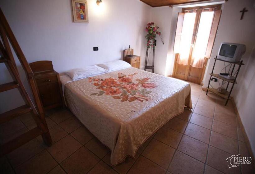 חדר סטנדרט לשלושה, A Taverna Intru U Vicu