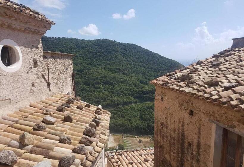 חדר סטנדרט לשלושה, A Taverna Intru U Vicu