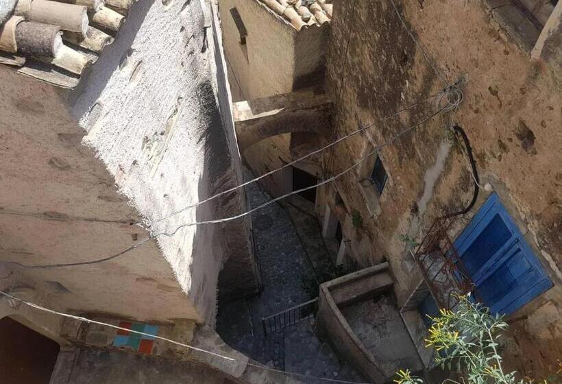 חדר סטנדרט לשלושה, A Taverna Intru U Vicu