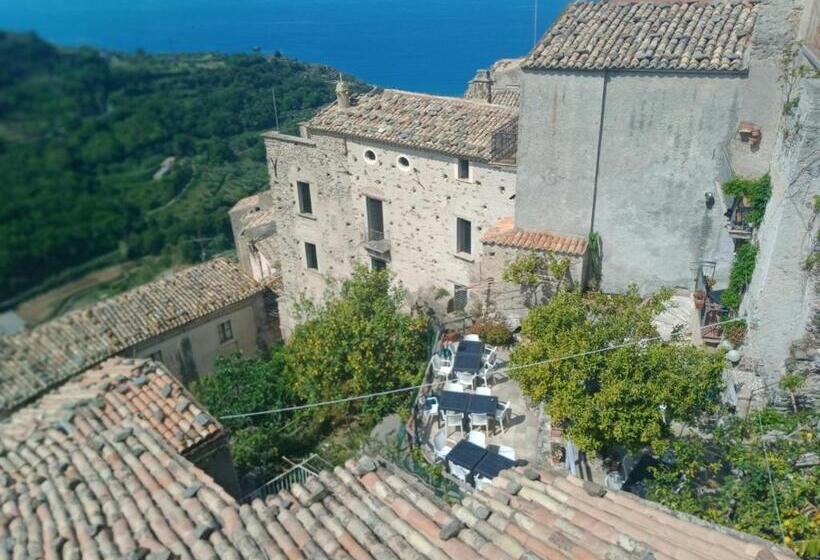 דירת חדר עם טרסה, A Taverna Intru U Vicu