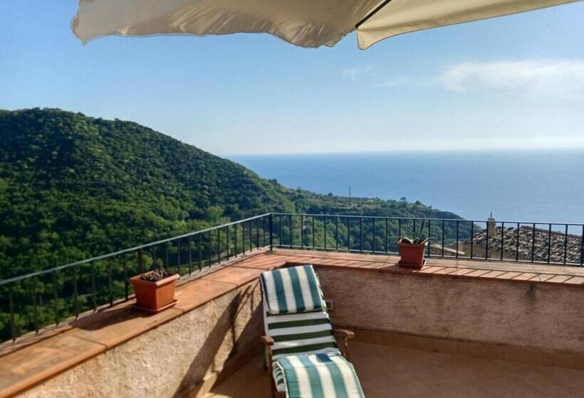 דירת חדר עם טרסה, A Taverna Intru U Vicu