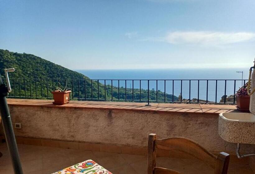 דירת חדר עם טרסה, A Taverna Intru U Vicu