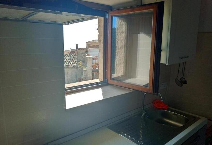 דירת חדר עם טרסה, A Taverna Intru U Vicu