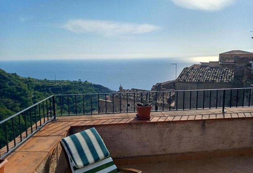 דירת חדר עם טרסה, A Taverna Intru U Vicu