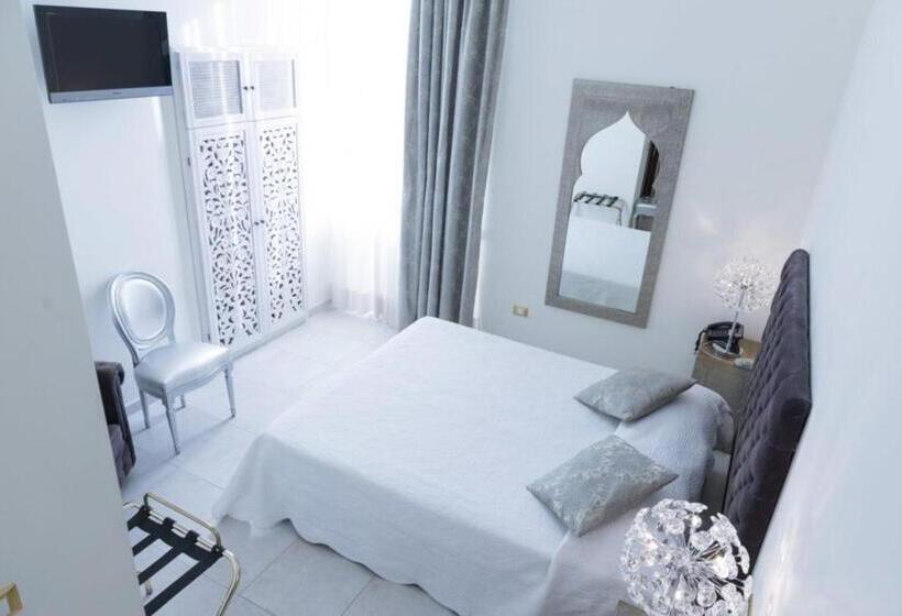 اتاق لوکس, La Civetta