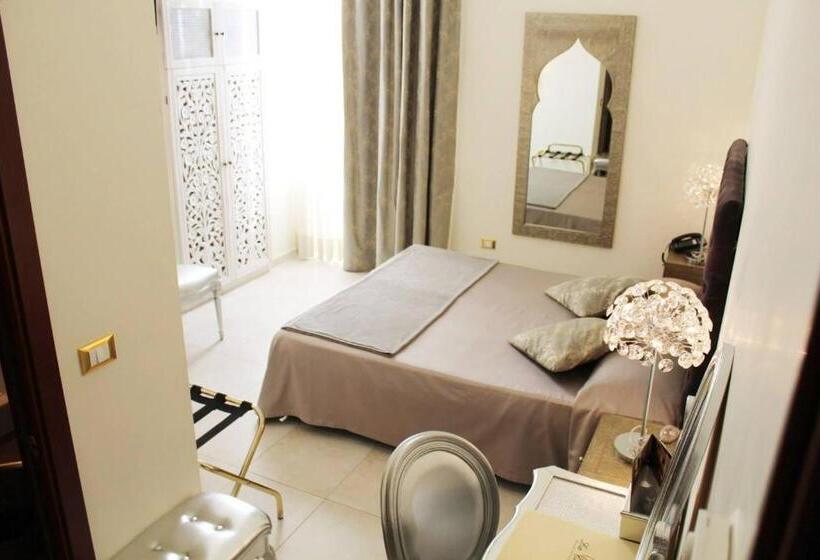 اتاق لوکس, La Civetta