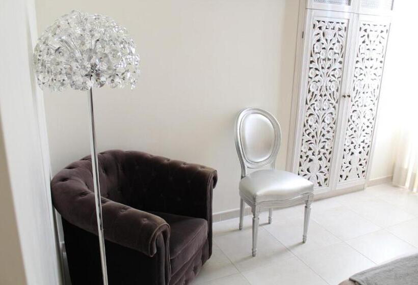 اتاق لوکس, La Civetta