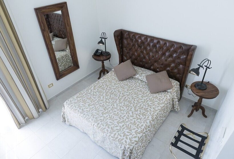 اتاق لوکس, La Civetta