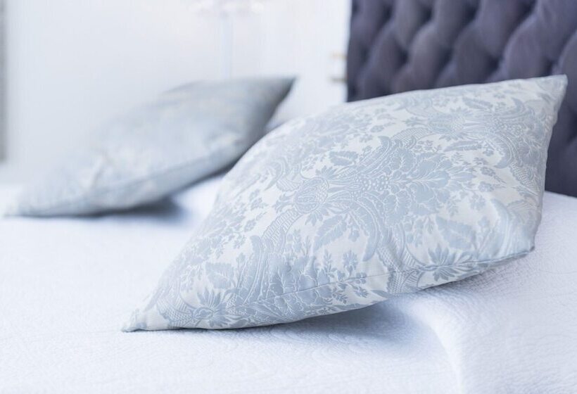 اتاق لوکس, La Civetta