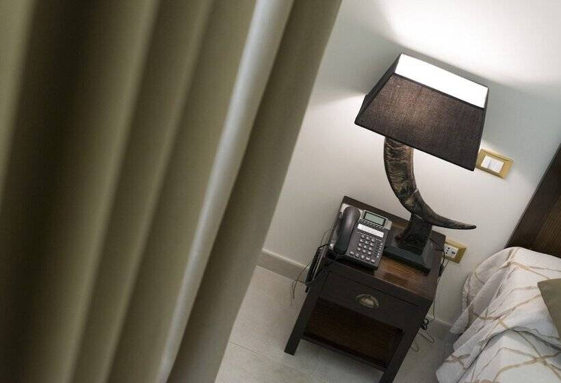 اتاق لوکس, La Civetta