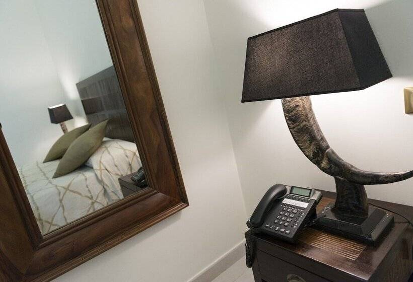 اتاق لوکس, La Civetta