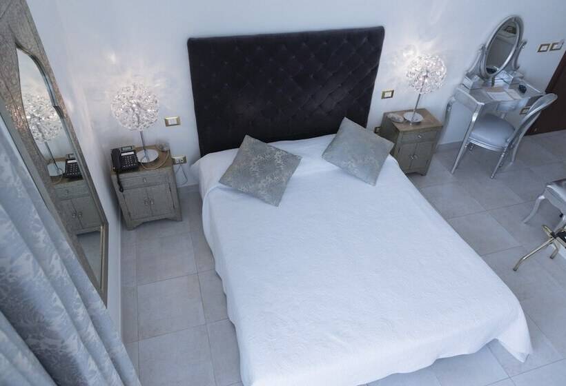 اتاق لوکس, La Civetta