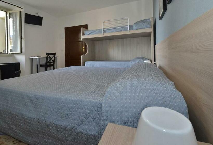 4인용 스탠다드 룸, Albergo Della Torre