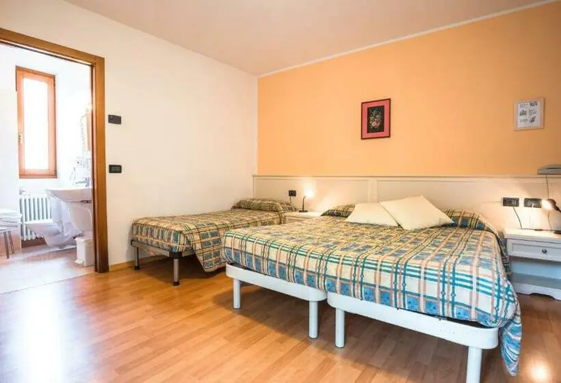 Standard Kolmen Hengen Huone, Albergo Maggiorina