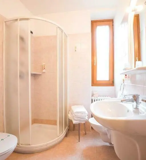 Standard Kolmen Hengen Huone, Albergo Maggiorina