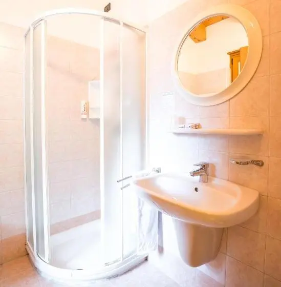 Superior Kolmen Hengen Huone, Albergo Maggiorina