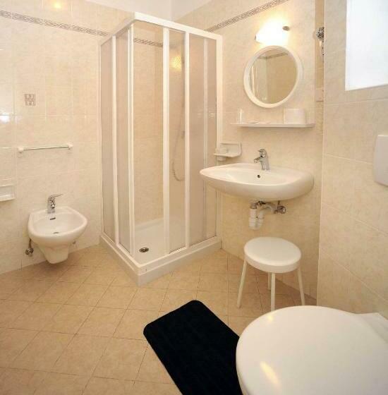 חדר סטנדרט לשלושה, Bucaneve