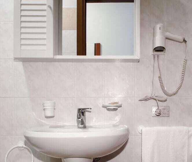 标准三人间, Dell'angelo