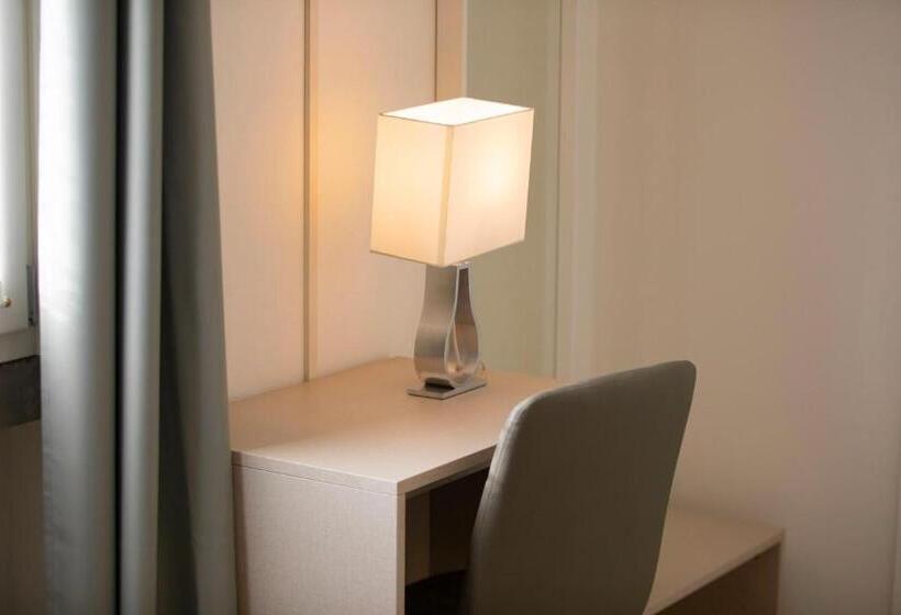 标准三人间, Dell'angelo