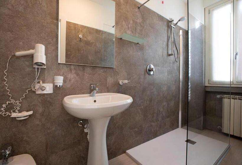 标准三人间, Dell'angelo