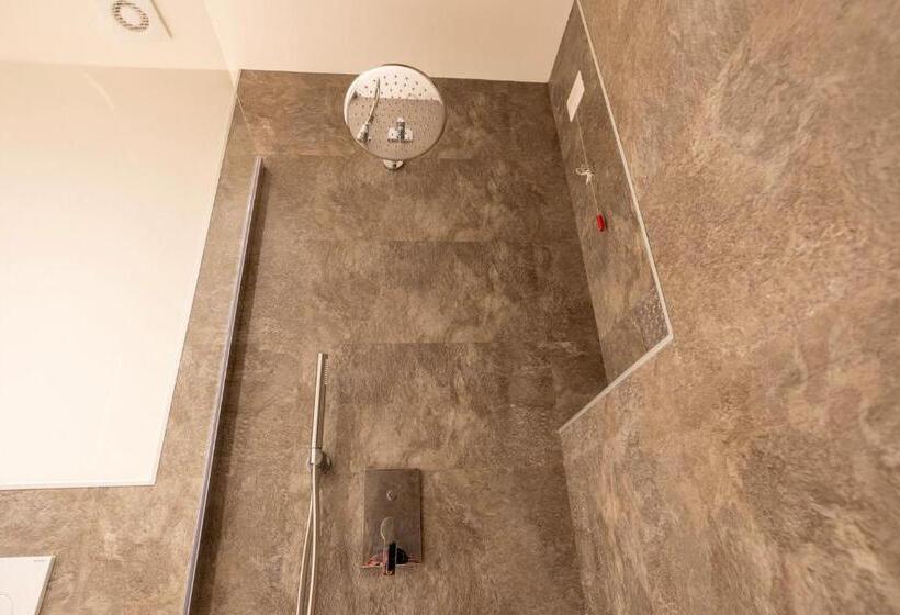 家庭间, Dell'angelo