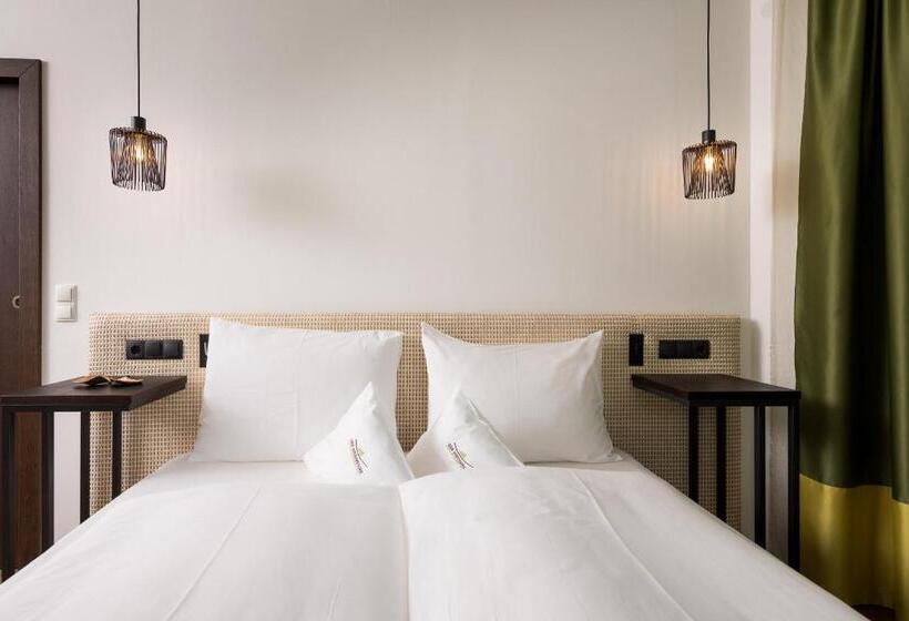 Полулюкс с Бассейном, Der Weinmesser