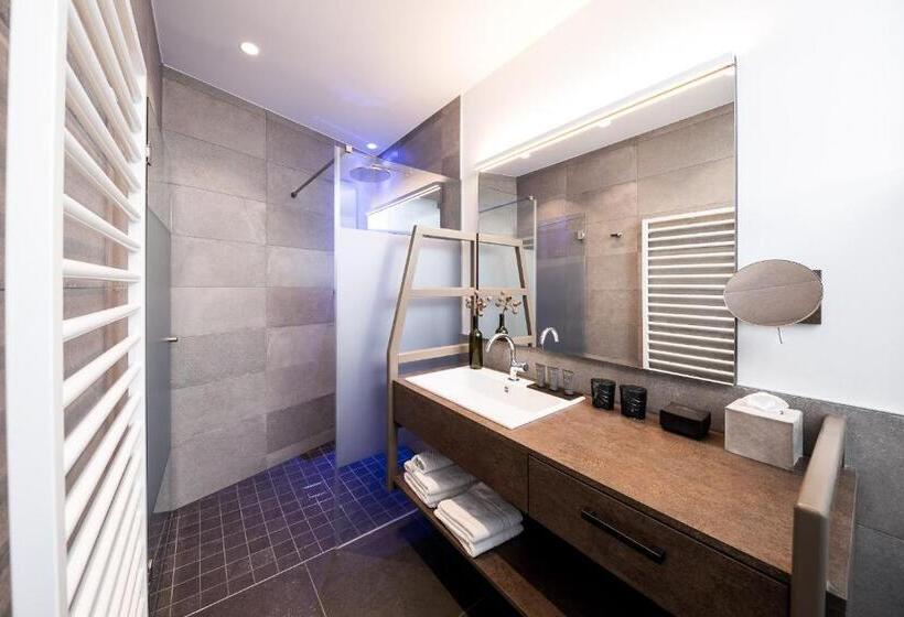 Полулюкс с Бассейном, Der Weinmesser