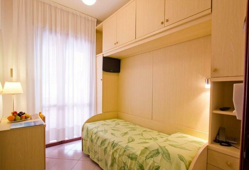 标准单人间, Desiree