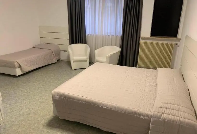 Standard Kolmen Hengen Huone, Euro Meublé
